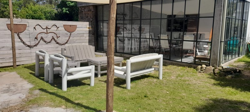 Disfrute del bosque a sólo dos cuadras de la calle principal, Casa en alquiler sobre La Barra.